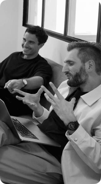 photo noir et blanc de deux collaborateur en pleine explication.